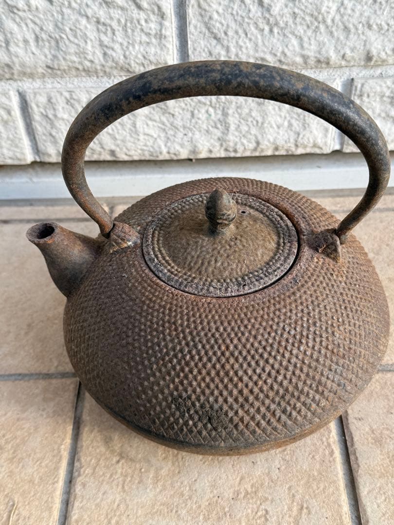 鉄製茶色丸型鉄瓶 取っ手付き