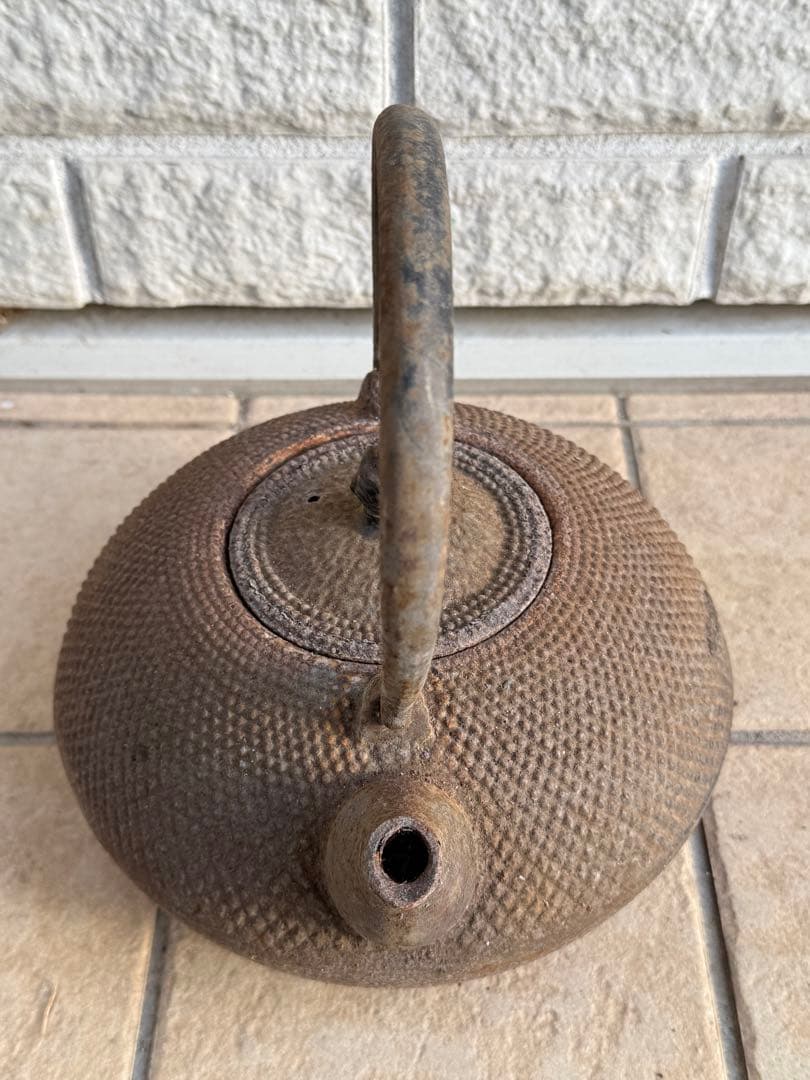 鉄製茶色丸型鉄瓶 取っ手付き