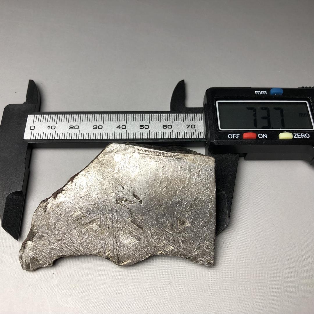 m*n様 アルタイ隕石 鉄隕石　外皮付き隕石　エンドカット　原石　重さ約231ｇ