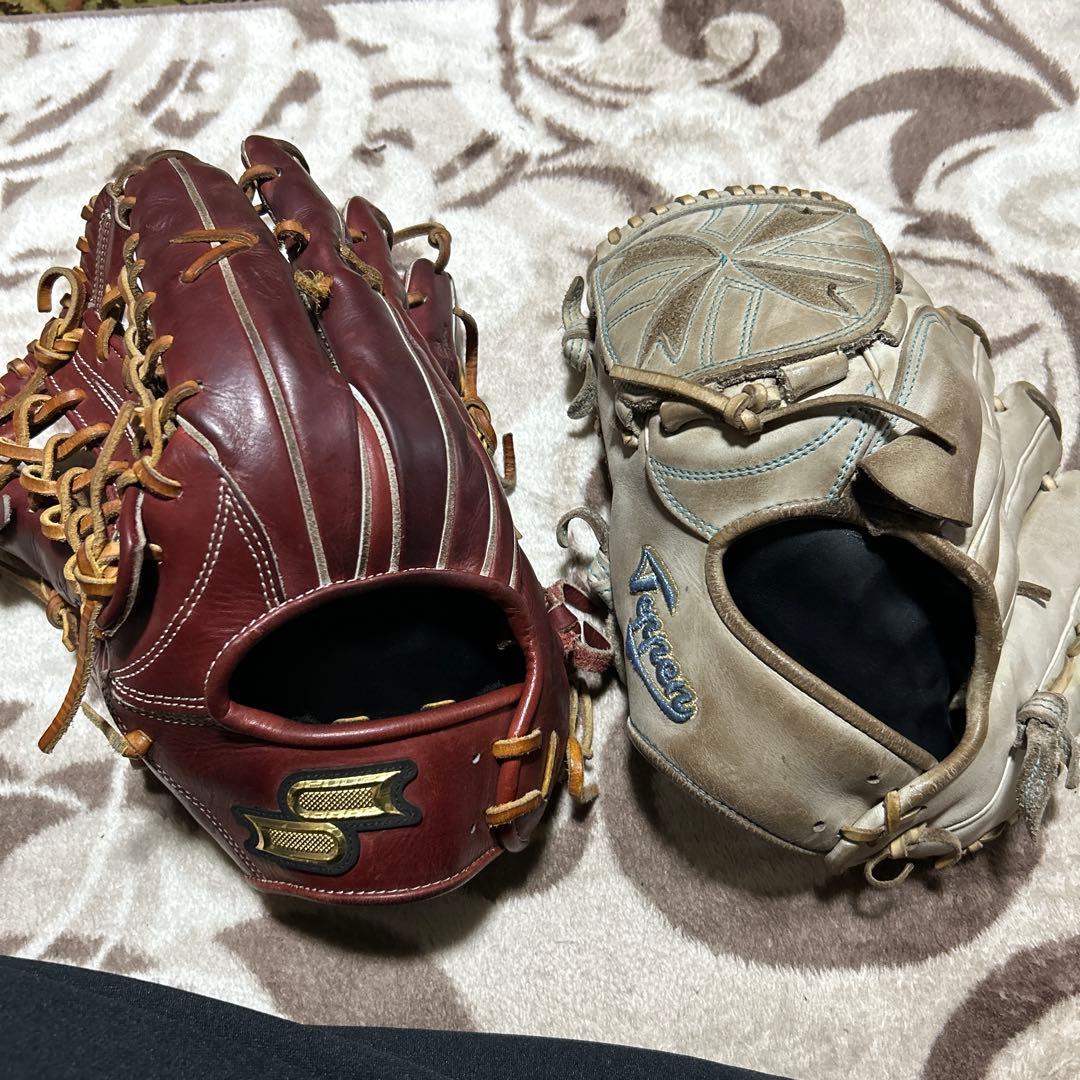 硬式野球グローブ 赤色と白色