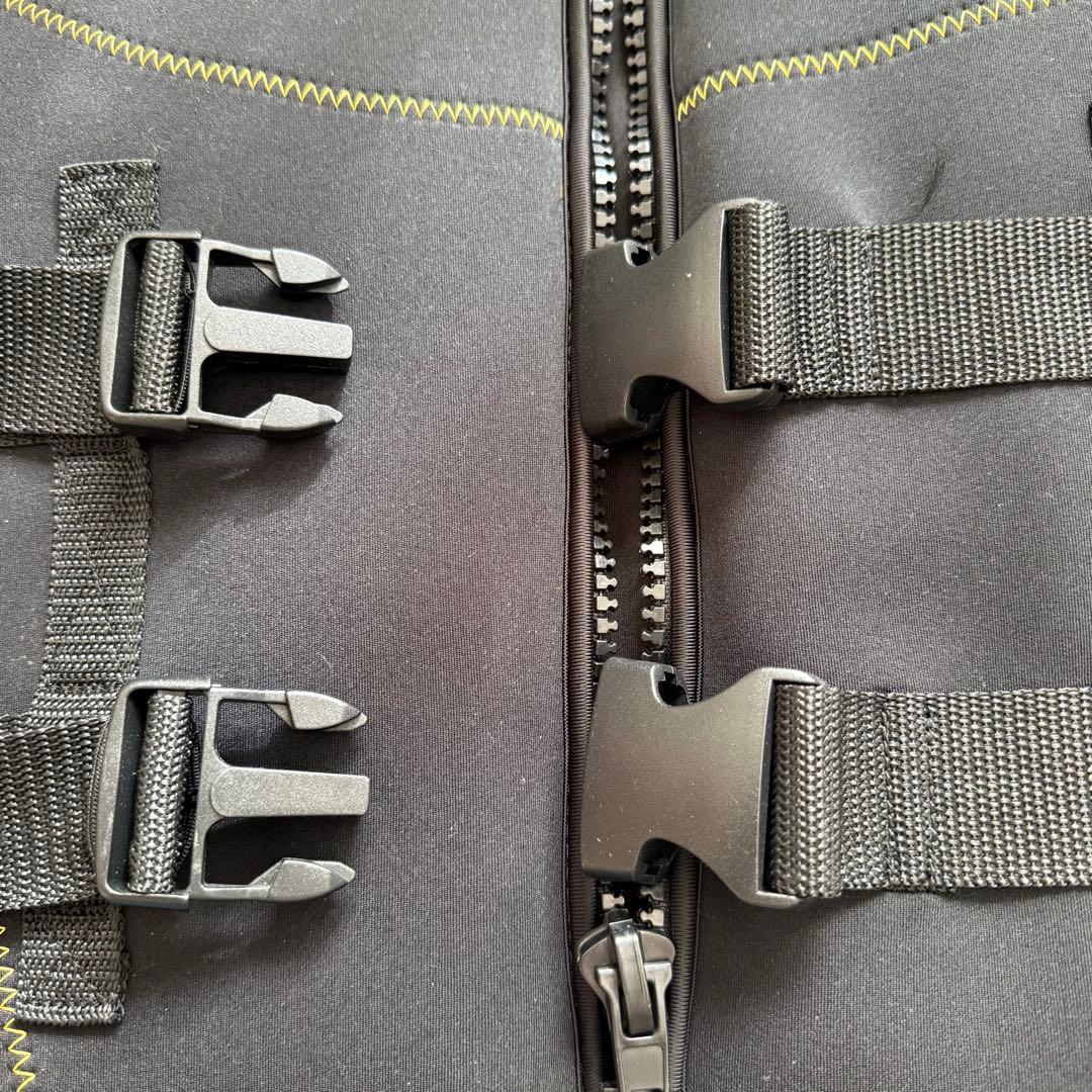 LARIAT ブラック ライフジャケット