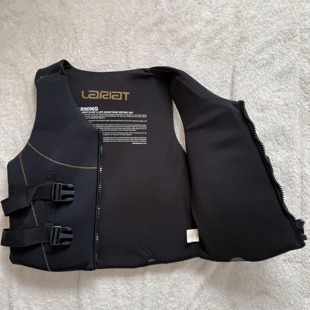 LARIAT ブラック ライフジャケット