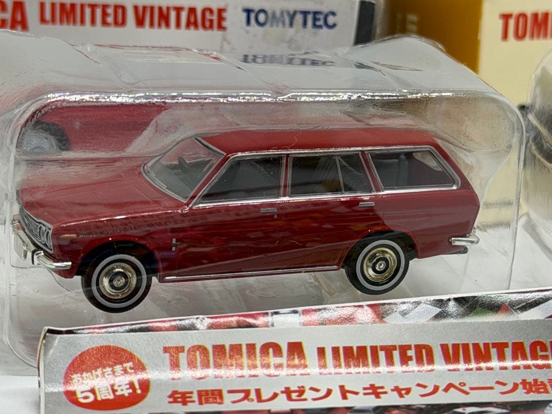 トミカリミテッドヴィンテージ ダットサン ブルーバード バン ２台