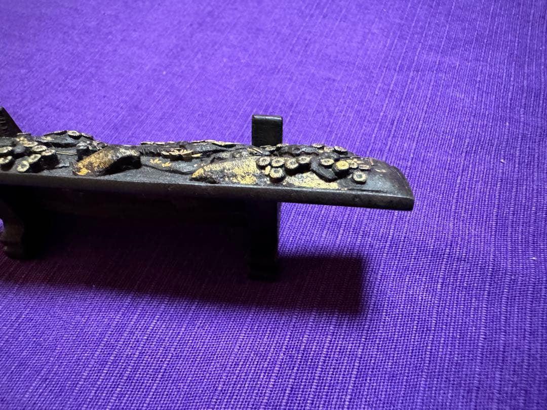 不世出の逸品　三顧礼図　無銘鉄元堂派　小柄　鉄地容彫金銀銅色絵象嵌（目貫笄鍔鐔拵