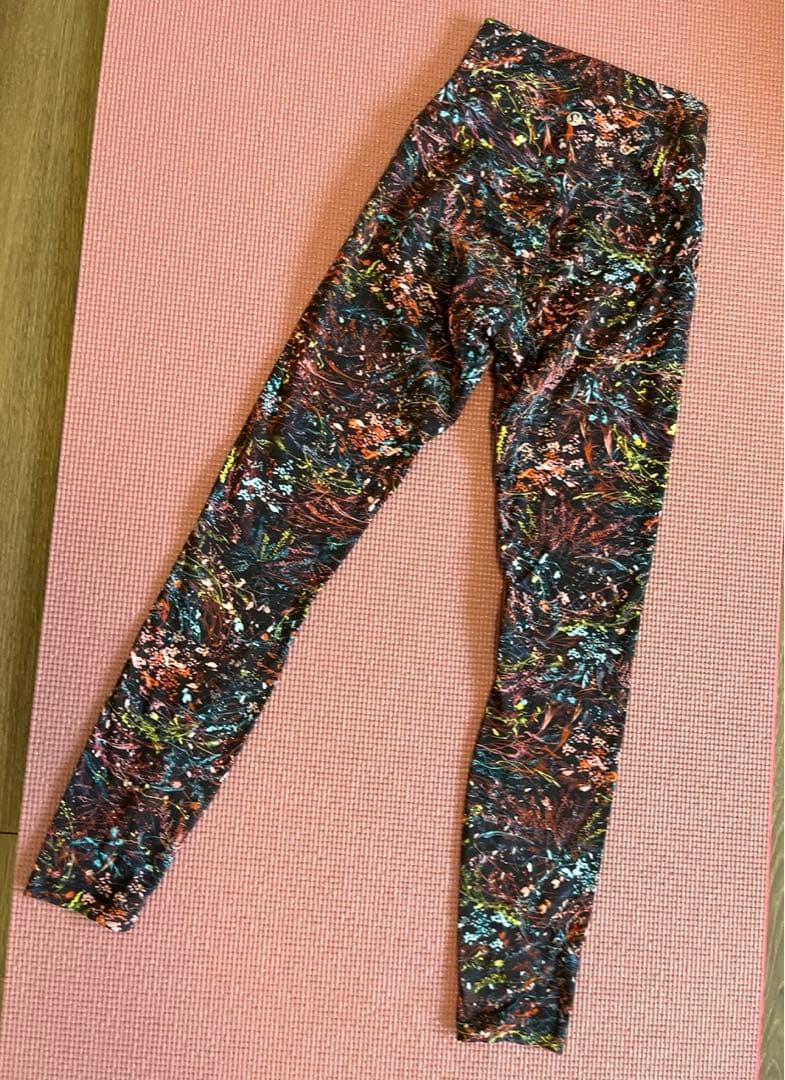 ルルレモン　ヨガレギンス　ピラティス　黒地　柄模様　試着のみ未使用に近い　XS