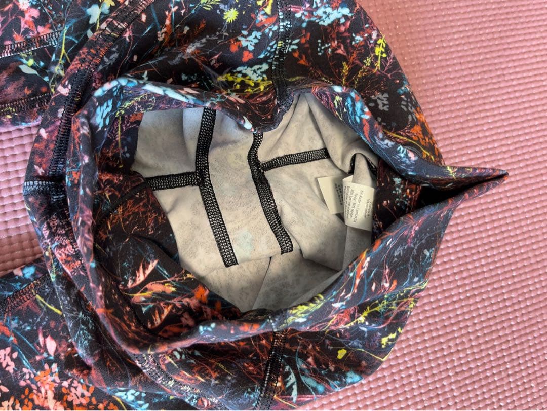 ルルレモン　ヨガレギンス　ピラティス　黒地　柄模様　試着のみ未使用に近い　XS