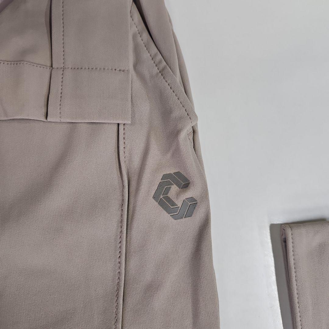 CRONOS ベージュ スリムフィットスーツとマスク