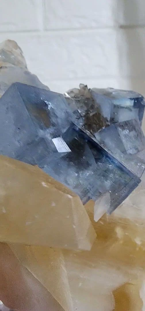 金色の方解石の上に蛍石