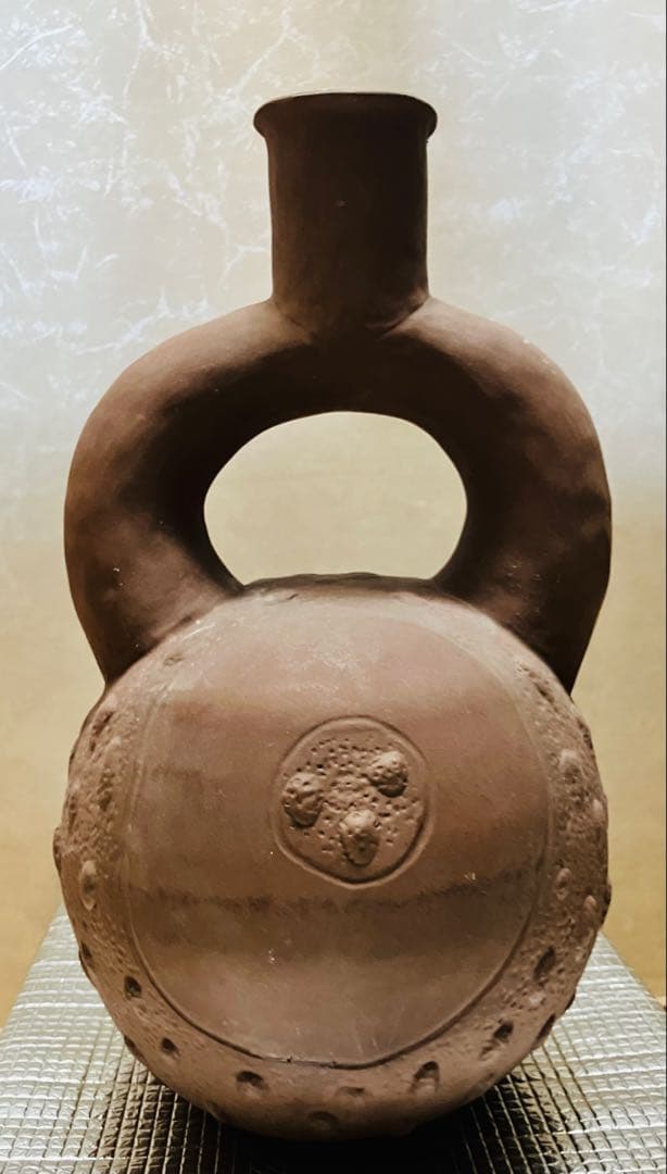 ペルー北海岸クピスニケ　クントゥル・ワシ遺跡の墓に副葬されていた鐙形土器レプリカ