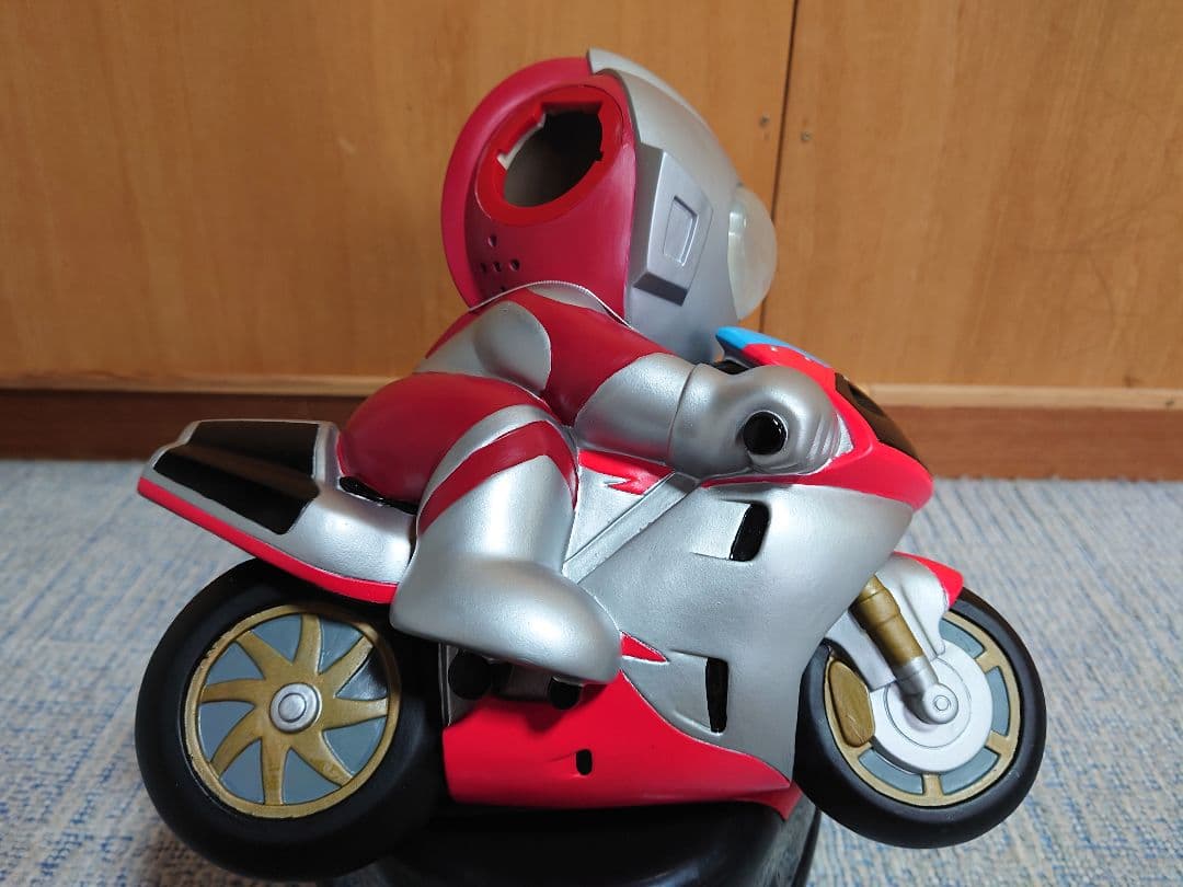 ウルトラマン レーシング サウンドマネーバンク 貯金箱　非売品