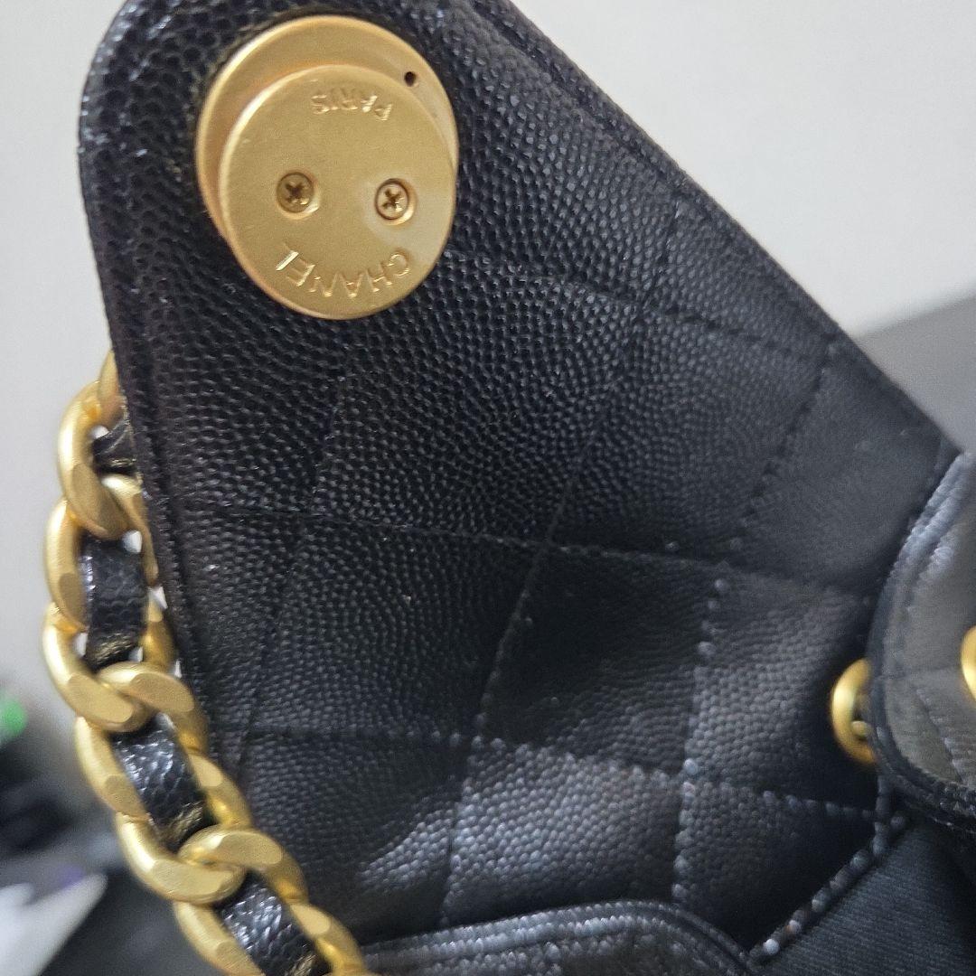 Chanel ノベルティキルティングレザー製、ゴールドチェーンショルダーバッグ。