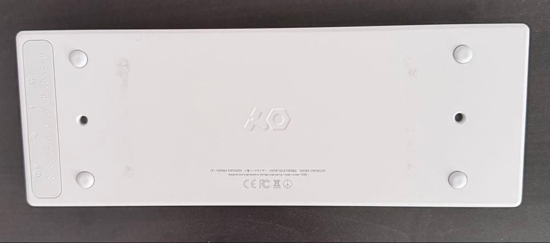 OP-1 シンセサイザー teenage engineering