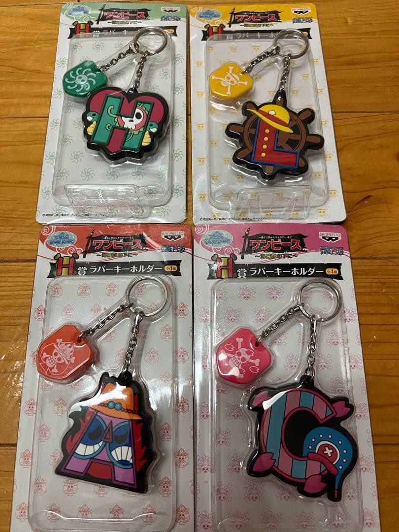 ワンピース　ストラップ　キーホルダー　カラナビ　　ほか　７７個　まとめ売り