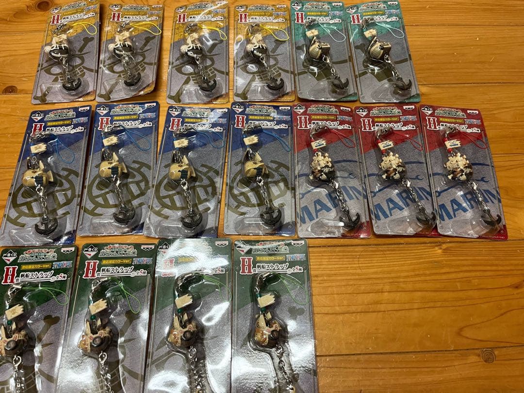 ワンピース　ストラップ　キーホルダー　カラナビ　　ほか　７７個　まとめ売り