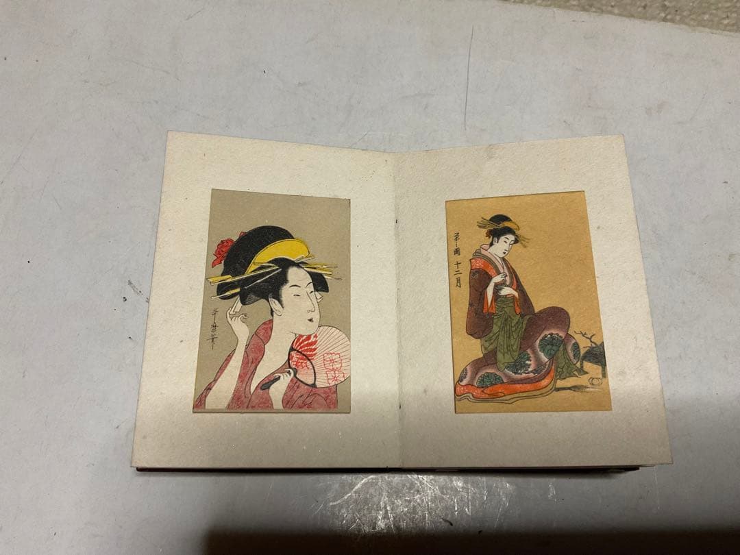 ミニ・浮世絵。8cm程の豆本。【箱付き　27枚の浮世絵　歌麿他】。