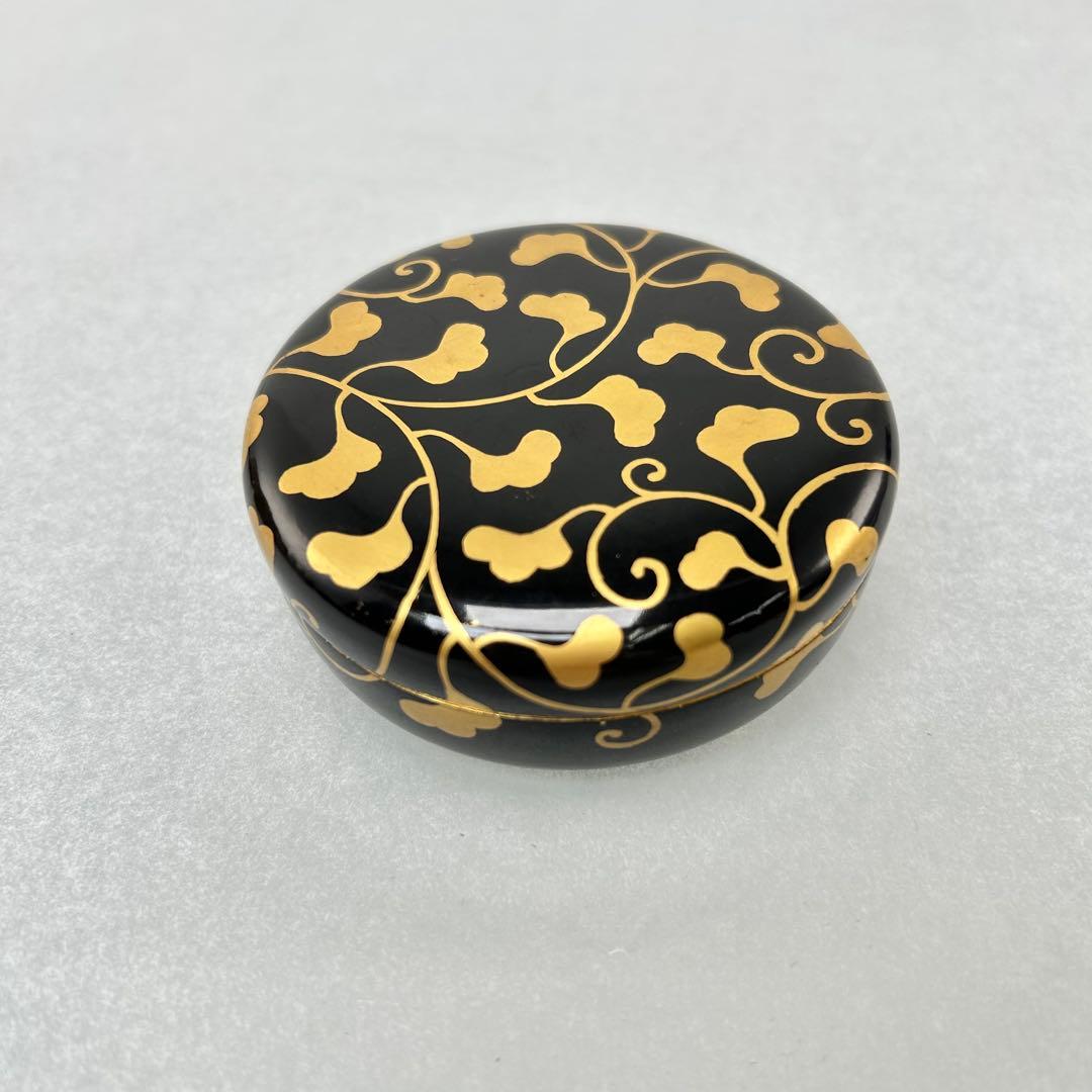 A066茶道具　黒漆塗　金彩蒔絵　草文　香合　時代箱付