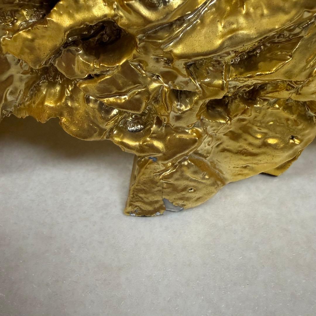 金色の馬の彫刻置物