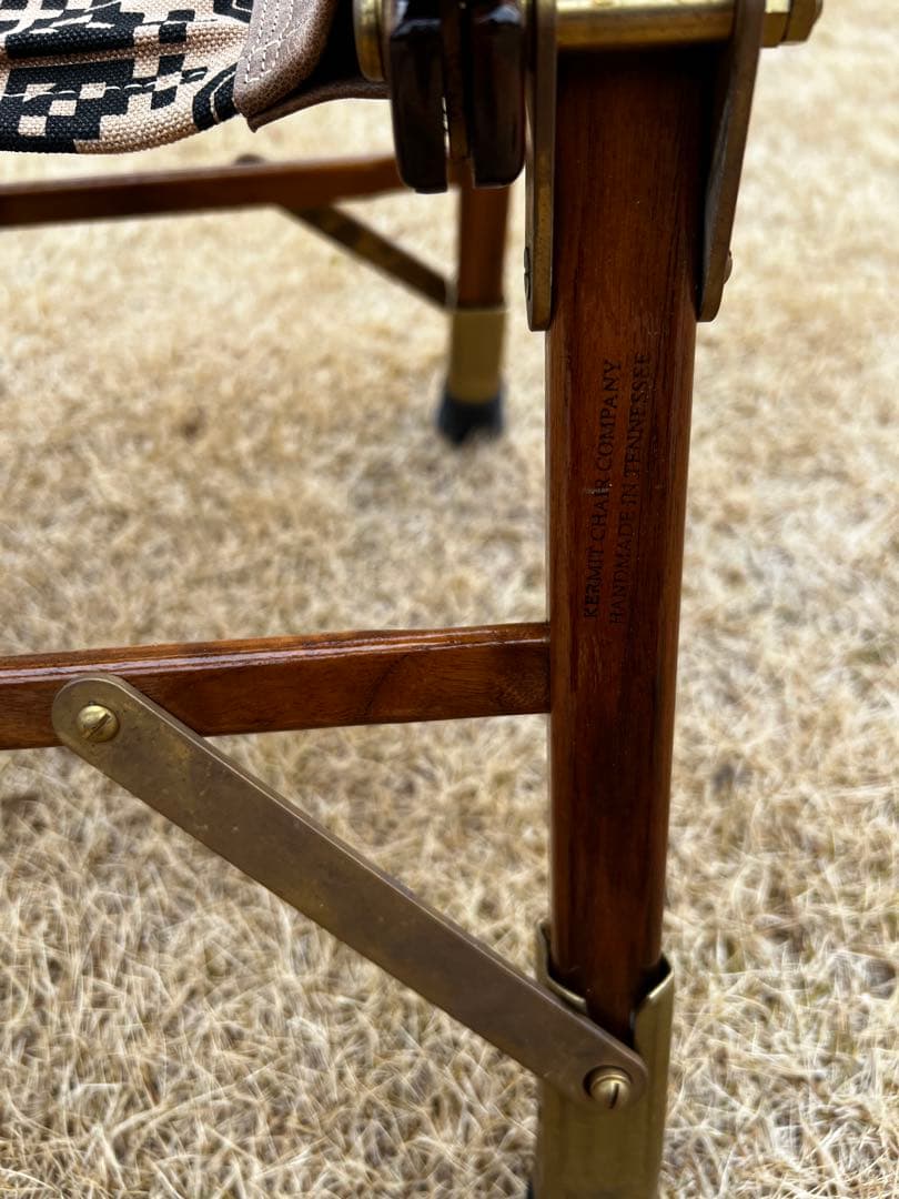 カーミットチェア　ウォルナット　ガラクダダークブラウン