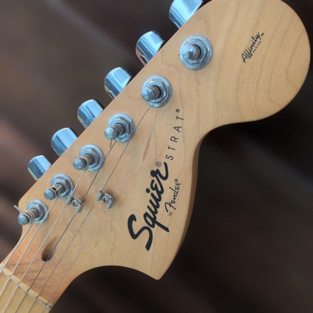 Squier Stratocaster　ジャンク傷あり。 エレキギター レッド