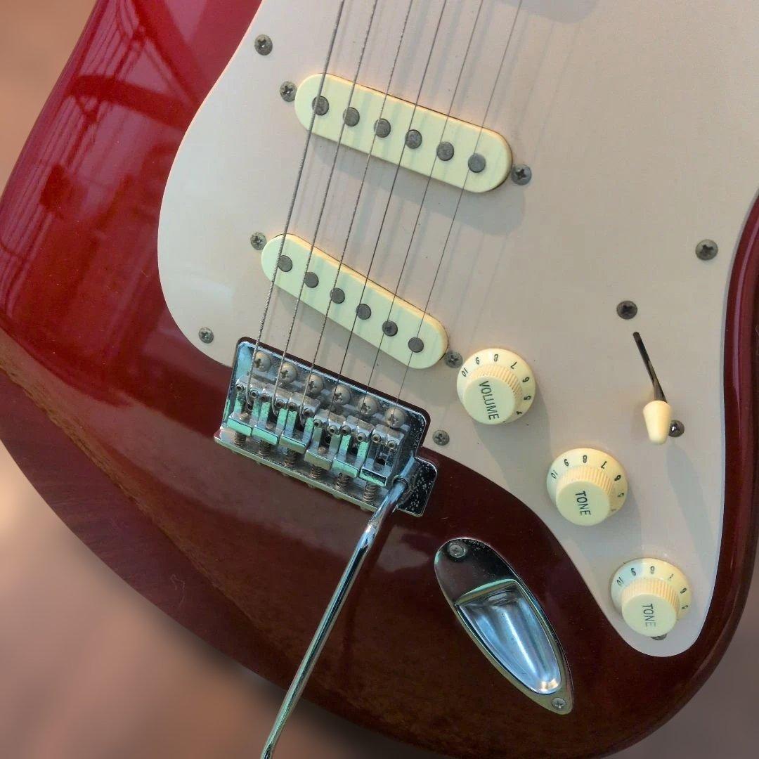 Squier Stratocaster　ジャンク傷あり。 エレキギター レッド