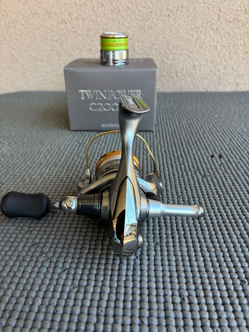 Shimano 11ツインパワーC2000S C 1000Sスプール付き