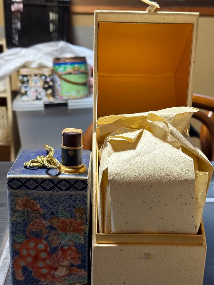 サントリー スペシャルボトルコレクション ウイスキー染錦吹墨狛犬草花文