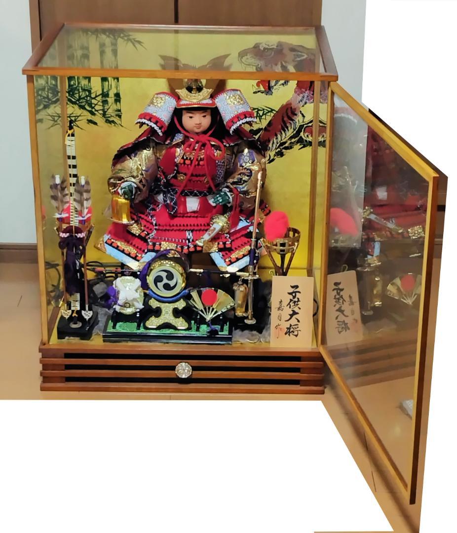 五月人形　子供大将　赤と金の装飾　嘉目作　62.1×48.2×71.2cm