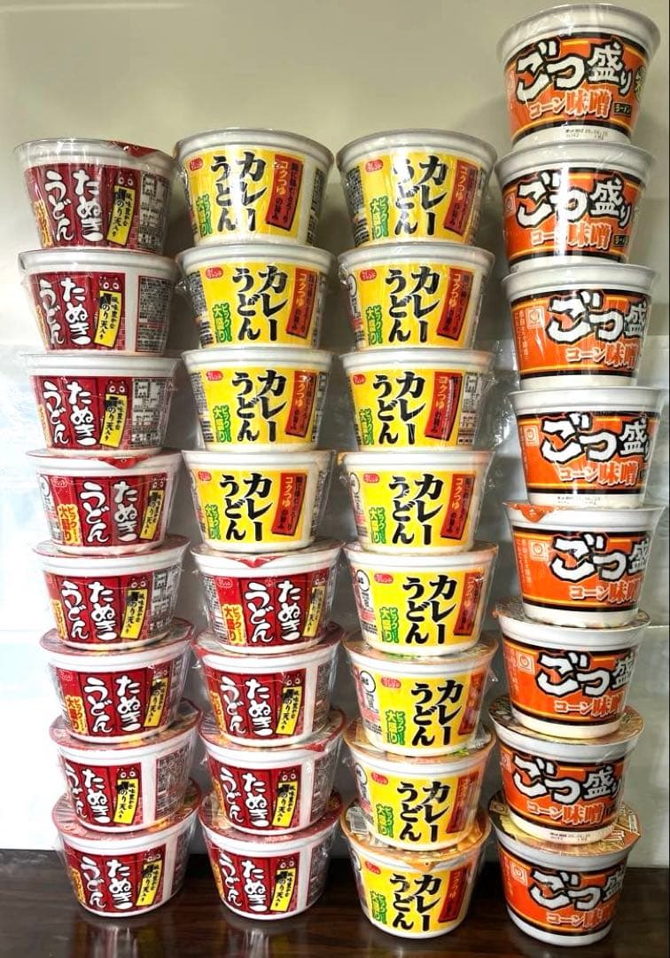 カップ麺とお菓子の販売です。