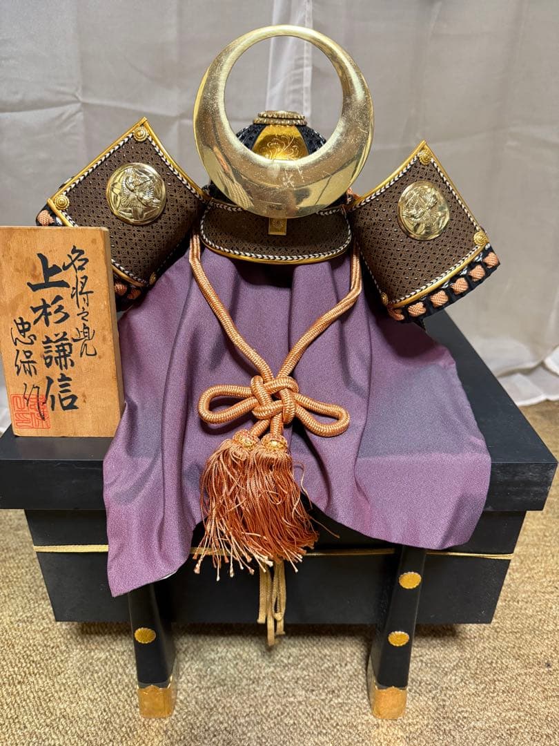 五月人形　日本の武士の兜と鎧のミニチュア