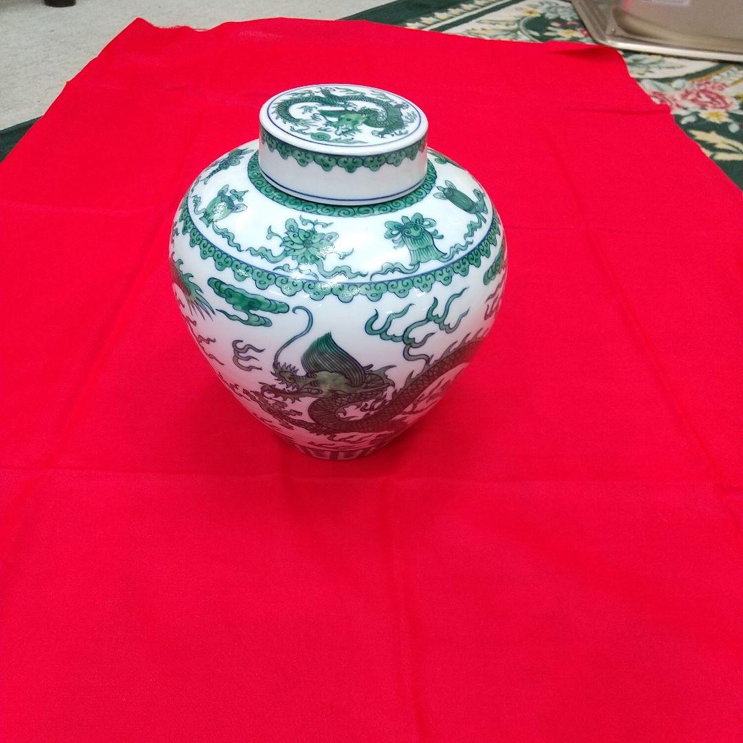白と緑のドラゴン模様の陶器壺