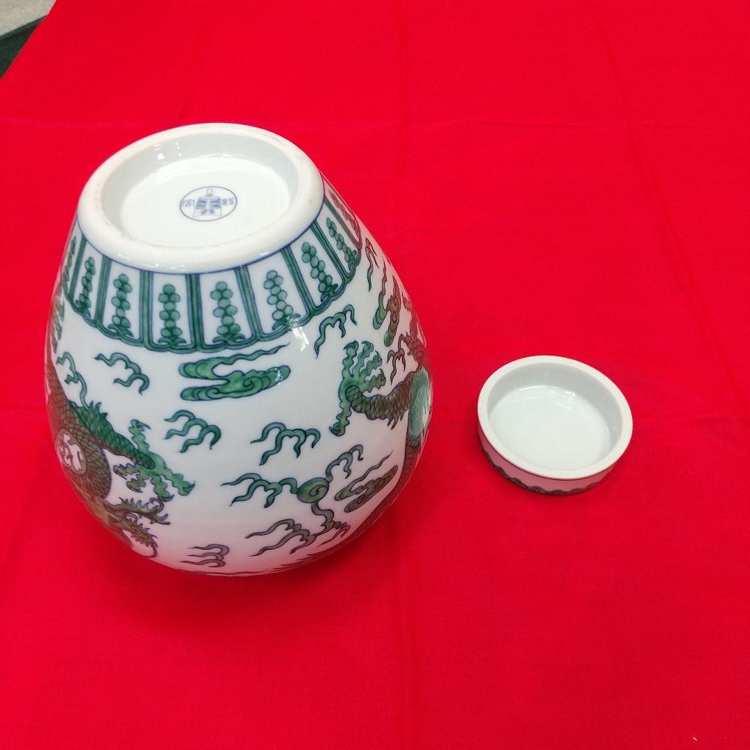 白と緑のドラゴン模様の陶器壺