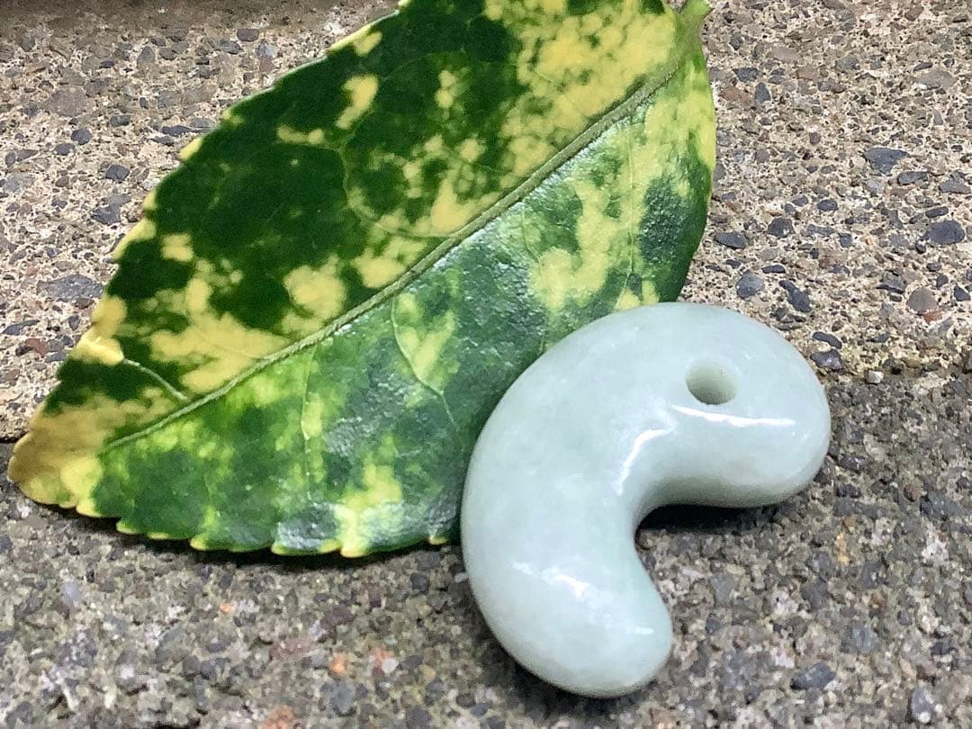 お身近に✳品質*価格に自信の糸魚川翡翠勾玉　守護石*お守りに　鑑別書取得の本物を