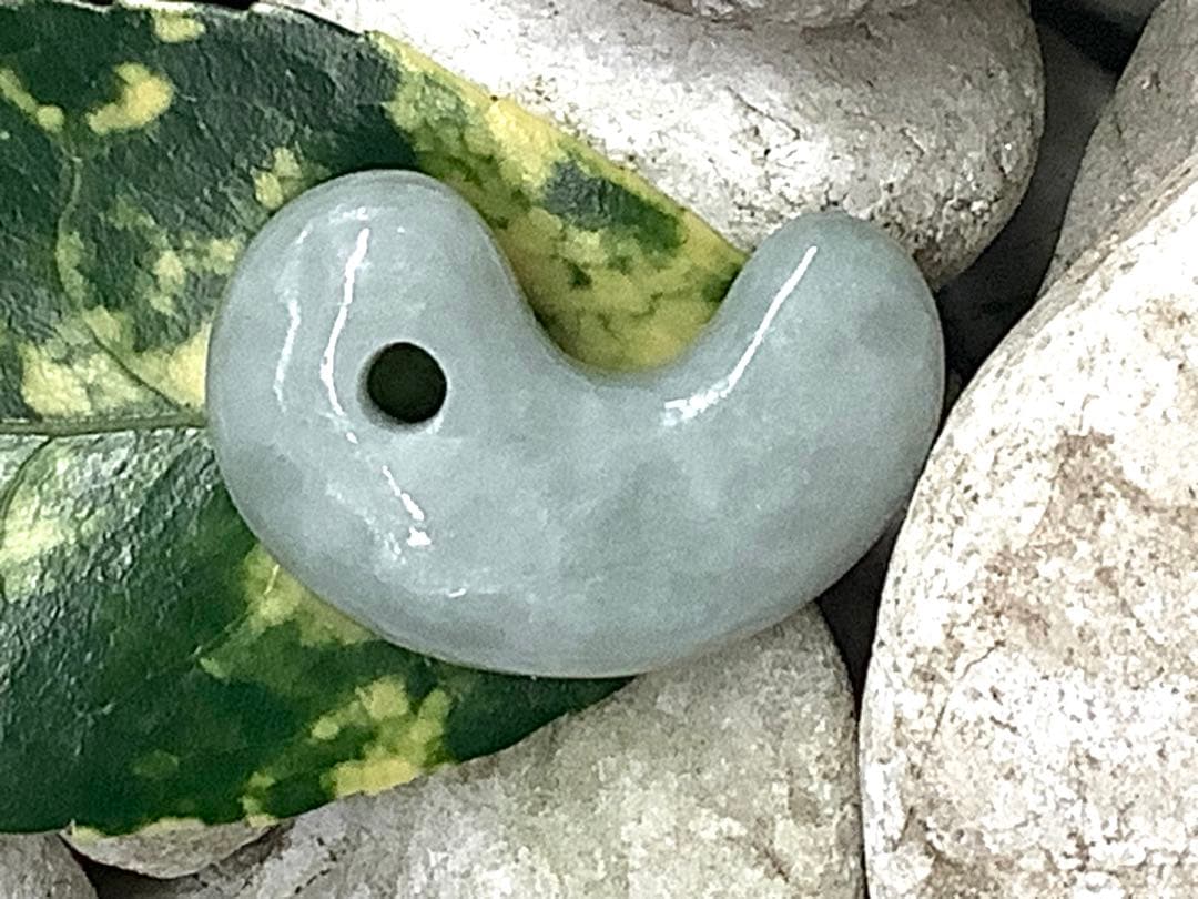 お身近に✳品質*価格に自信の糸魚川翡翠勾玉　守護石*お守りに　鑑別書取得の本物を