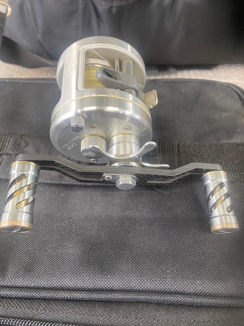 SHIMANO ベイトリール シルバー