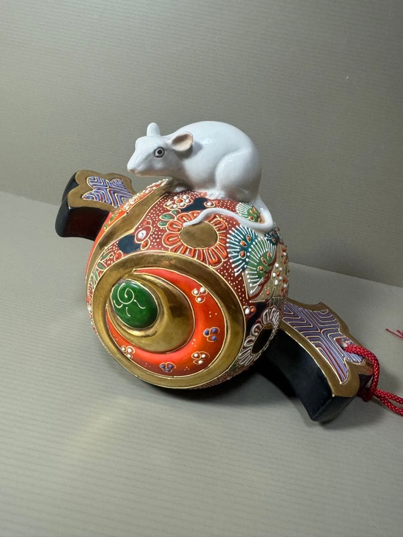 2118九谷焼 時代色絵 小槌に白ねずみ 干支置物　十二支子 縁起物　座布団付き