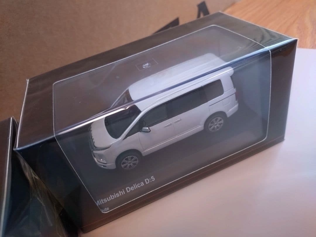 京商オリジナル　1/43 三菱 デリカ D:5 (グレー)（ホワイト）２台セット