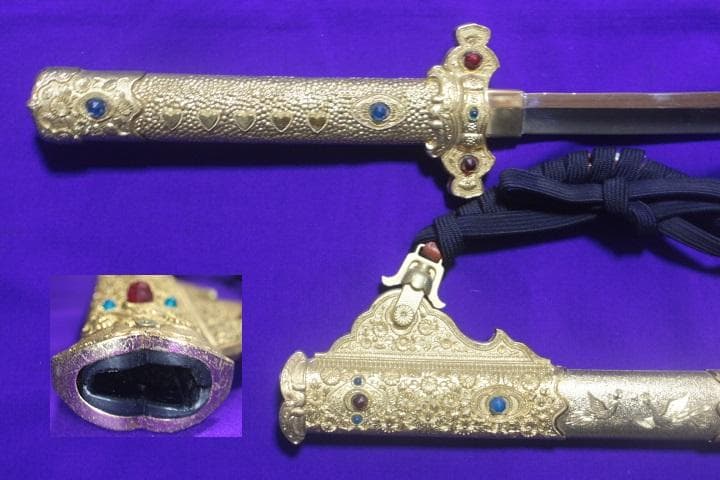 国宝梨地螺鈿金装餝剣 金属製 総重量2.9kg 模造刀 剣掛け台付★中古品