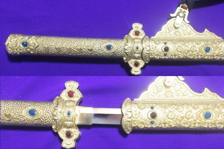 国宝梨地螺鈿金装餝剣 金属製 総重量2.9kg 模造刀 剣掛け台付★中古品