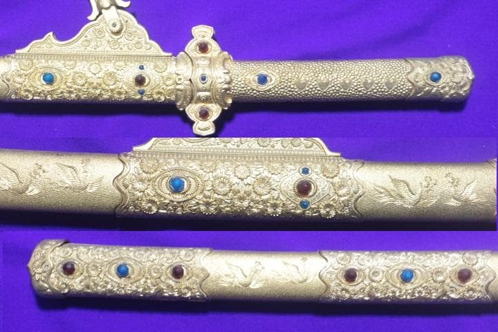 国宝梨地螺鈿金装餝剣 金属製 総重量2.9kg 模造刀 剣掛け台付★中古品