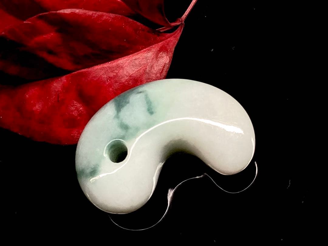 ✳味身良好‼️ 摩訶不思議なパワーの糸魚川翡翠　ジェダイト勾玉　御守り*守護石に‼️