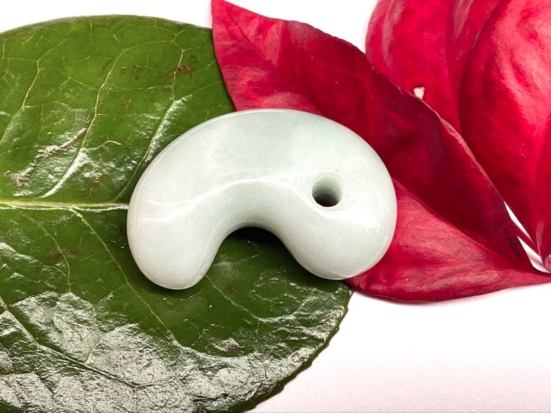 ✳味身良好‼️ 摩訶不思議なパワーの糸魚川翡翠　ジェダイト勾玉　御守り*守護石に‼️