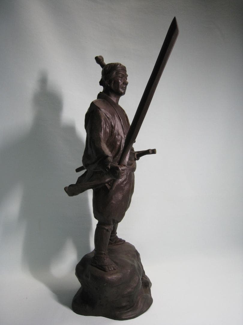 宮本武蔵像　　ブロンズ製　　船の魯を手にし巌流島の戦い