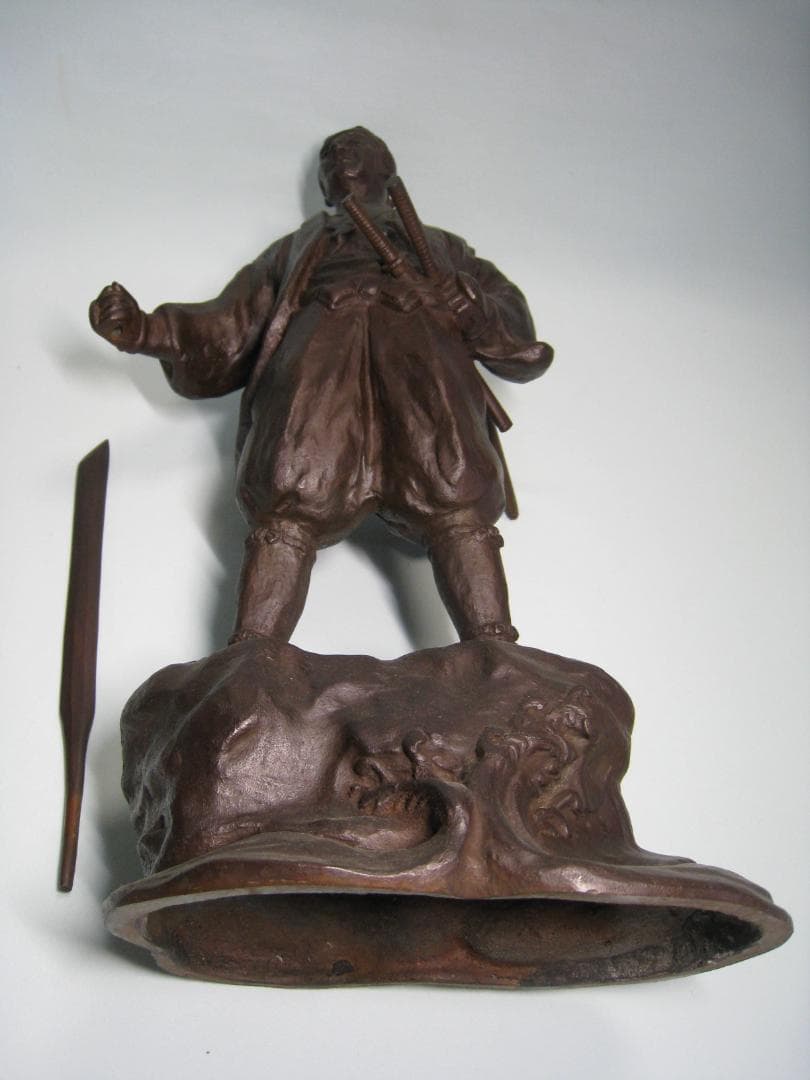 宮本武蔵像　　ブロンズ製　　船の魯を手にし巌流島の戦い