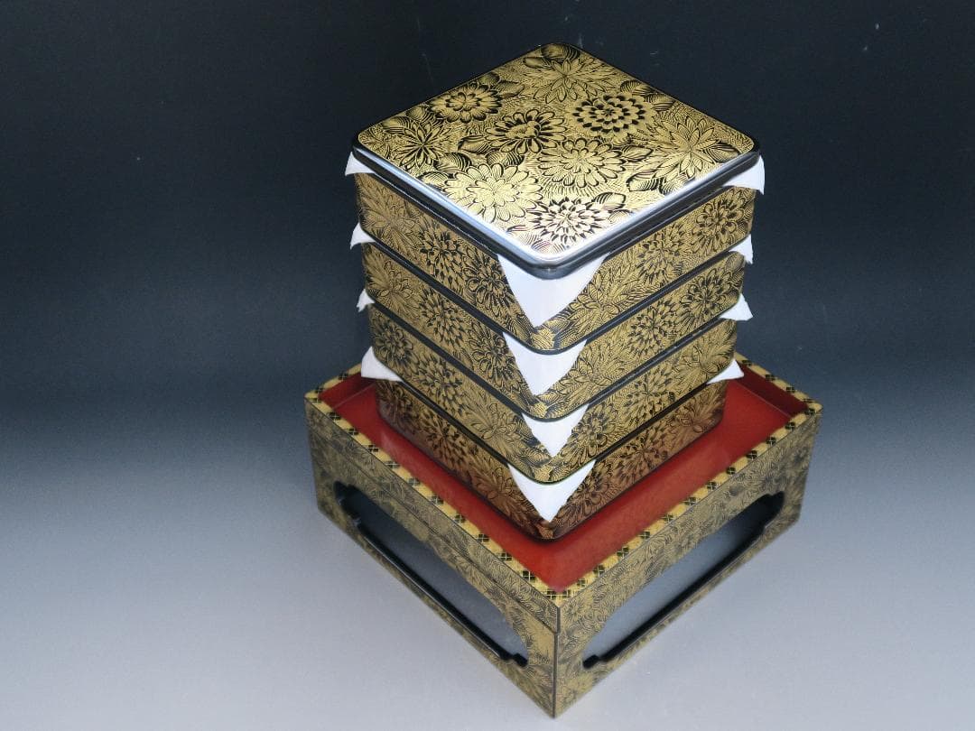【輪島塗】極上菊詰沈金 四段重箱 内朱塗 蓋二枚 縁網代沈金重台付 天然木 共箱