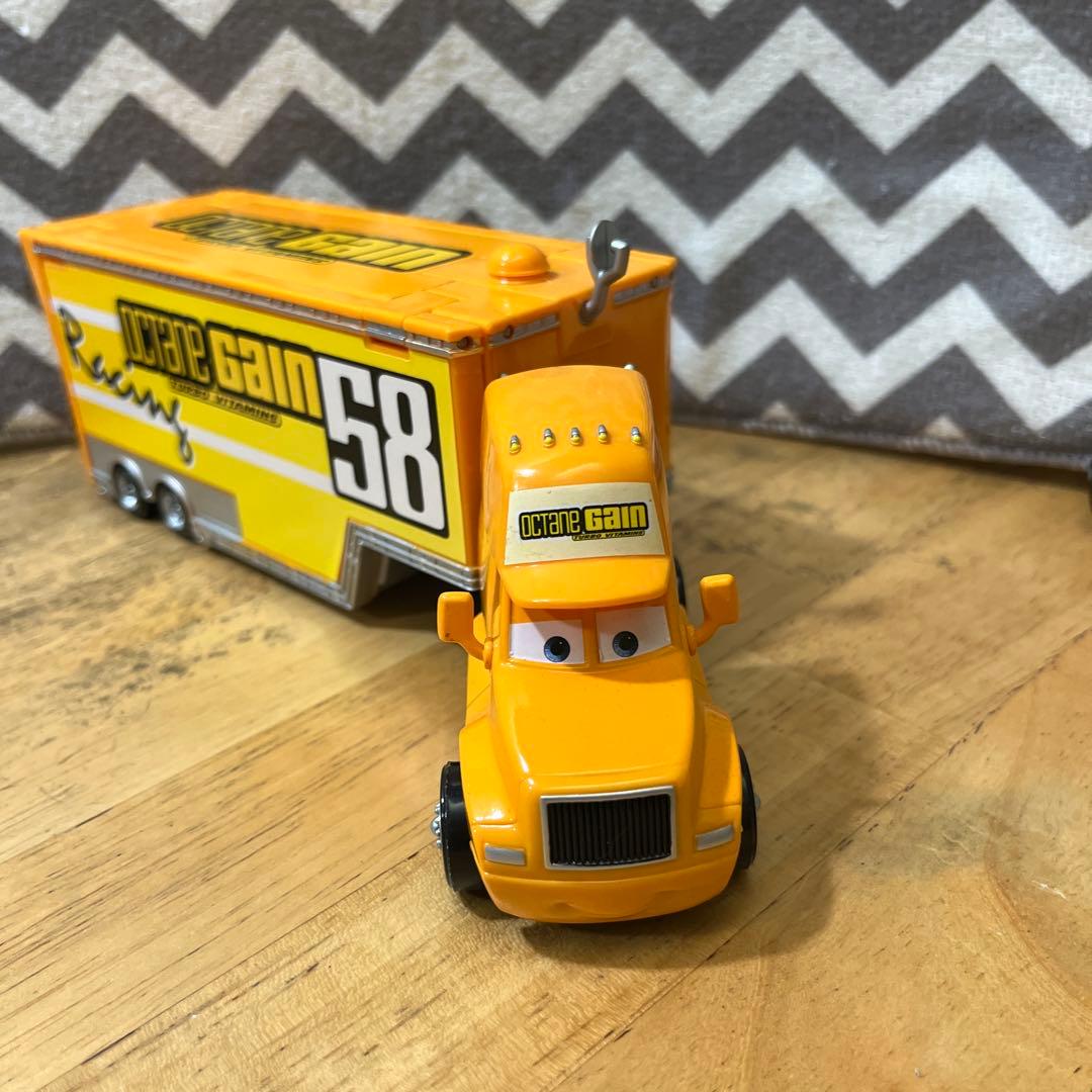 マテル　カーズ　オクタンゲイン 58 ハウラーとピットクルーセット