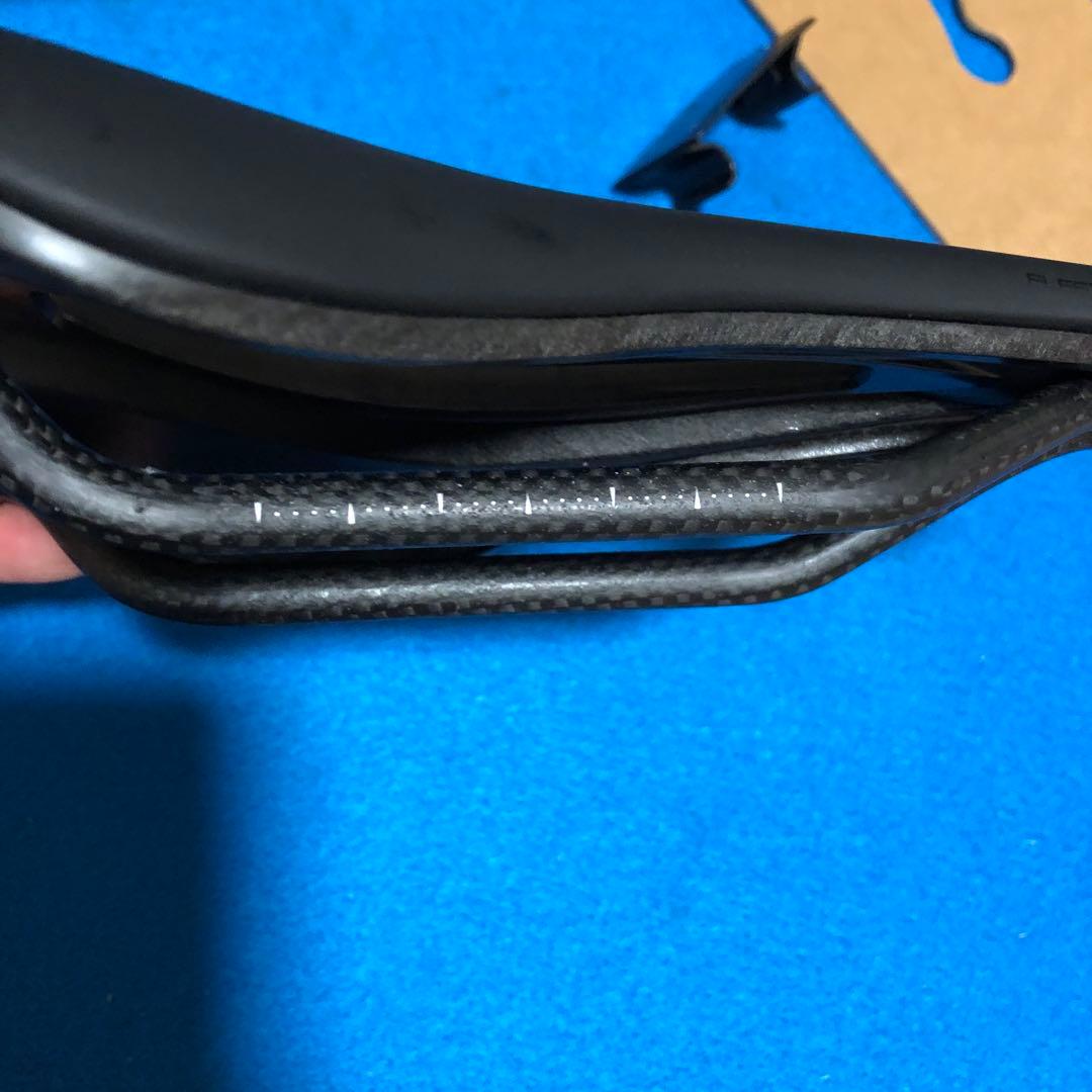 ジャイアント　カーボンサドル