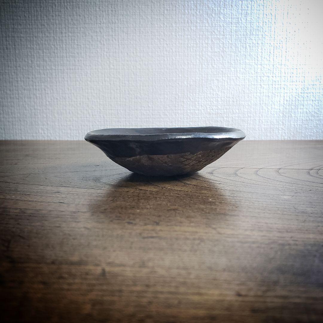 小皿　江戸前期　美濃　瀬戸黒　花型　型押し　蛇肌