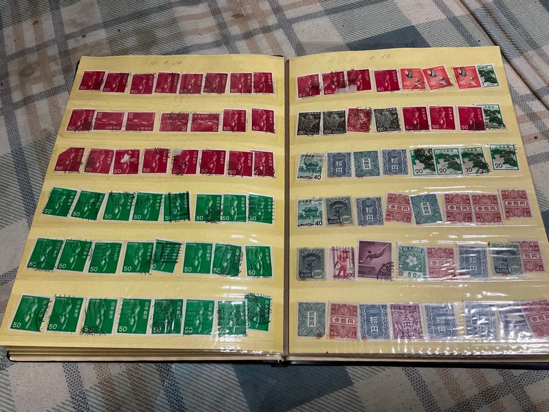 使用済み切手／日本と外国の混合　アルバムにビッシリシリーズ1。【昭和レトロ】。