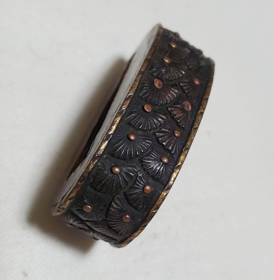 素晴らしい仕事の　縁金具　押合い菊の図　江戸時代