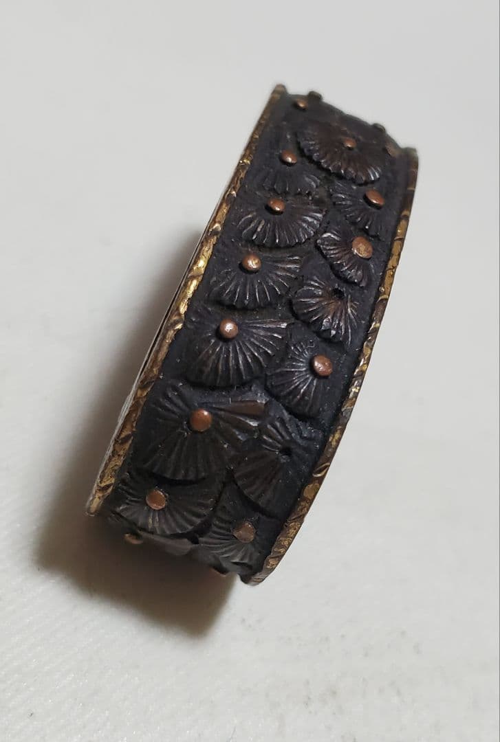 素晴らしい仕事の　縁金具　押合い菊の図　江戸時代